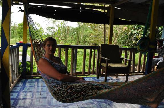 Descansando na varanda da casa que ficamos em Blue Creek, vilarejo maya no sul de Belize